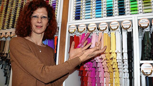 Reißverschlüsse in allen Farben gibt es in der Schneiderwerkstatt von Ulrike Steiert. Allerdings ist die Bereitschaft, Kleidungsstücke ...