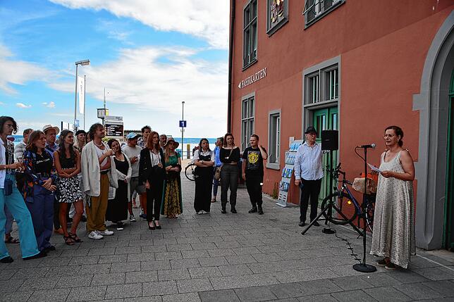 Die Leiterin der Jugendkunstschule, Anna Blank (rechts), verabschiedet die Absolventen des Vorstudiums Gestaltung im Kreis ihrer ...