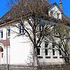 Zentrumsnah mit großem Grundstück und Garten auf der anderen Seite: die alte Grundschule in Liggersdorf könnte zukünftig barrierefreie ...