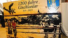 Das Geschenk der Stadt Löffingen an den Ortsteil Göschweiler: Eine Holztafel zum 1200-jährigen Bestehen. Bild: Silvia Bächle
