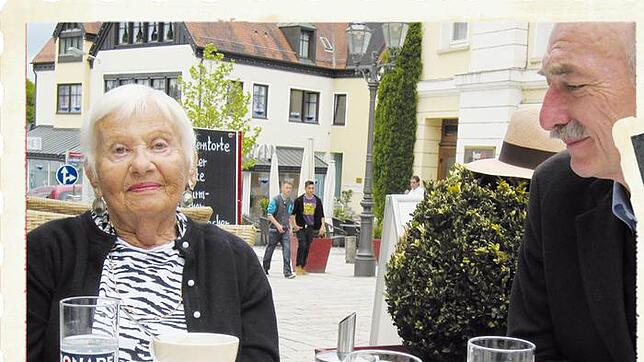 Der Nationalsozialismus raubte ihr die Heimat: Die 94-jährige Lisa Heyman, gebürtig Frank, spricht bei einem Besuch in Sigmaringen mit ...