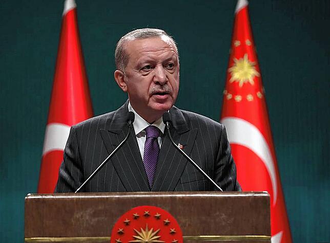 Recep Tayyip Erdogan, Präsident der Türkei, erklärt während einer Pressekonferenz, dass er in der Südosttürkei einen Ausnahmezustand in ...