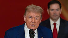 US-Präsident Donald Trump (l.) spricht im East Room des Weißen Hauses in Washington, nachdem das US-Militär drei iranische Nuklear- und ...