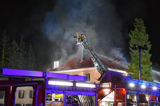 Bild 7: Bilder von den Löscharbeiten beim Großbrand eines Dachstuhls in Mahlspüren im Tal