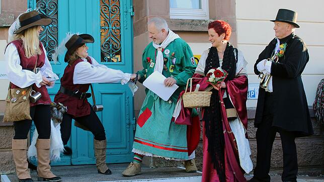 Die Hippetsweiler Rälleköpf entrissen Bürgermeister Werner Müller (Mitte) den Schlüssel zum Rathaus.