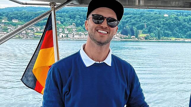Alexander Stenzel (links) fährt mit seinem Solarboot jedes Jahr tausende Menschen von der Reichenau in die Schweiz.