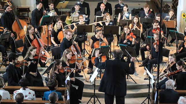 44 Musiker und Musikerinnen von in- und ausländischen Hochschulen haben sich im Festivalorchester zusammengefunden. Eckart Manke ...