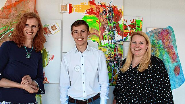 Die Kunstlehrerin und ausstellende Künstlerin Sonja Siems, Abiturient Felix Knoll vom Orga-Team und Schulleiterin Saskia Metzler (von ...
