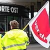 Ein Demonstrant streikt vor der Pforte Ost am Stuttgarter Flughafen. Das Bild stammt aus dem Jahr 2020, wird sich aber in Kürze in ...