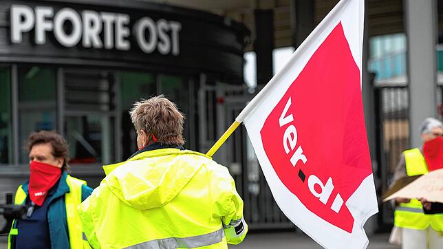 Ein Demonstrant streikt vor der Pforte Ost am Stuttgarter Flughafen. Das Bild stammt aus dem Jahr 2020, wird sich aber in Kürze in ...