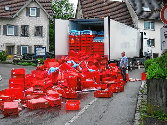 Erst vor kurzem hat ein Fleischtransporter hier seine Ladung verloren.