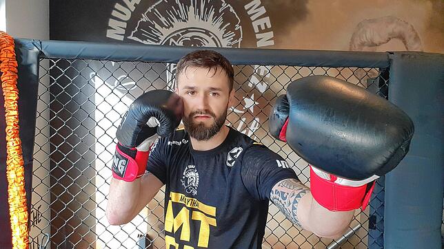 Marius Henkel ist ein Kämpfer – ob als Fußballer für den VfR Stockach oder mit Boxhandschuhen, wie hier beim Training im Muay Thai ...