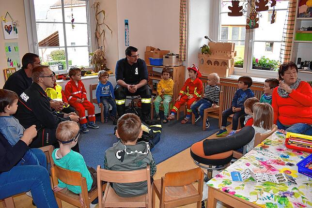 Aufmerksam hörten die Kindergartenkinder den Feuerwehrleuten zu.