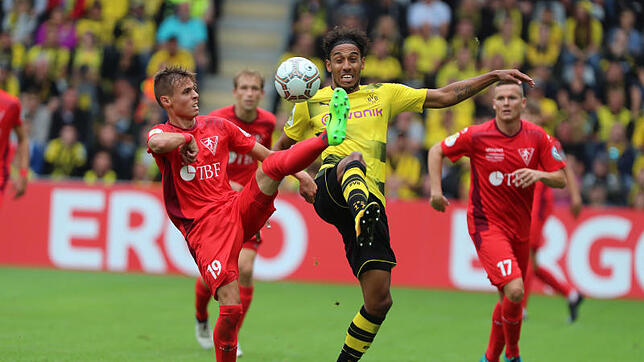 Duell mit dem Superstar: Der Rielasinger Moritz Strauß (l.) kämpft gegen Pierre-Emerick Aubameyang um den Ball, beobachtet von seinen ...