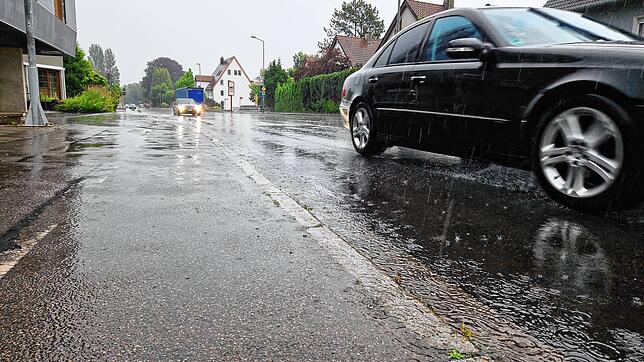 Starker Regenfall an der Ortsdurchfahrt Fischbach.