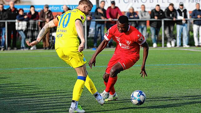 Nichts zu bestellen hatte Gastgeber 1. FC Rielasingen-Arlen (rechts Obed Ugondu) auf der Talwiese gegen den Tabellenführer aus Stuttgart ...