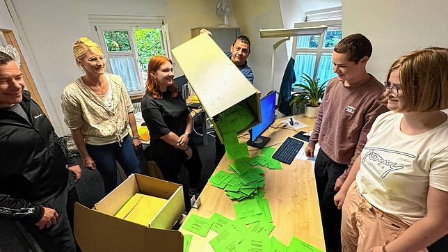 Am Montagmorgen um Punkt 8 Uhr begann in Wehr die Auszählung der Kreistagswahl. Im Bild die Wahlhelfer Peter Lukasik, Wahlvorstand ...