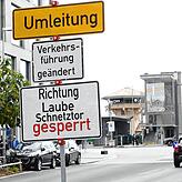 Vor dem Lago-Kreisel in Fahrtrichtung Lago und Bahnhofplatz stehen diese Schilder.