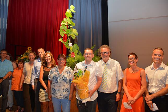Der Elternbeirat der Sommertalschule schenkte Jürgen Ritter(3. von rechts) eine Meersburger Rebe.