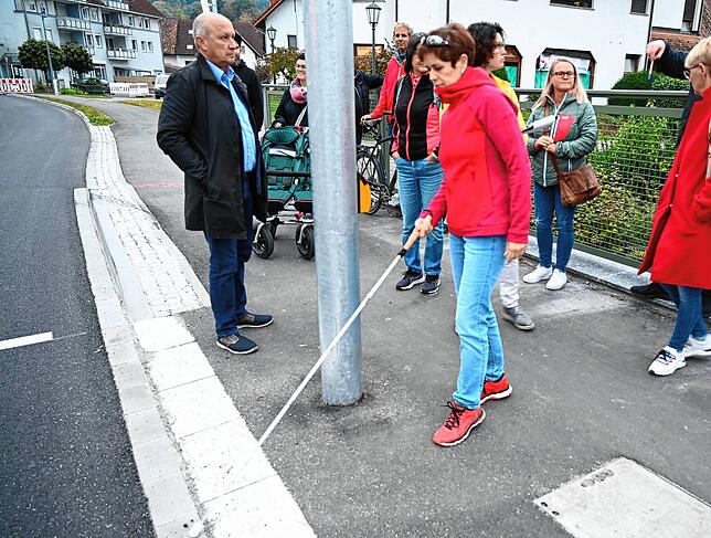 Fehlende oder unzureichende taktile Aufmerksamkeitsfelder für Sehbehinderte an Fußgängerüberwegen und Unterführungen konnten beim ...