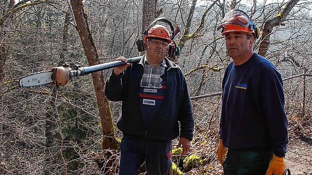 Herbert Wiesmann (rechts) aus Wangen und Klaus Gut aus Fützen leisten für den Schwarzwaldverein Stühlingen regelmäßig Arbeitseinsätze ...
