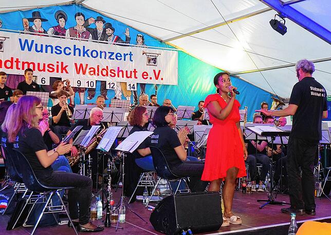 Gute Stimme: Die Sängerin Nola Quambo bei ihrem Auftritt mit der Stadtmusik Waldshut.