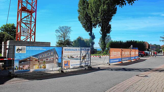 Rote Absperrbänder flattern rund um den riesigen Bauzaun in der Seestraße West 3, wo in bester Lage Immenstaads, zwei Mehrfamilienhäuser ...