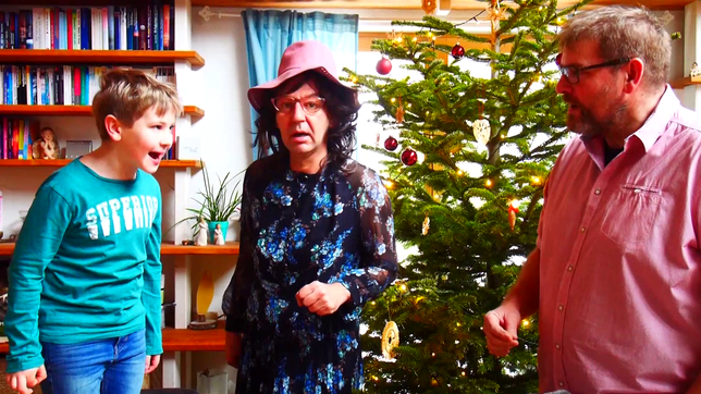 Im SÜDKURIER-Sketch auf Video: Simon Brüderle, Anselm Säger und Alex Brüderle eröffnen die Fasnet.
