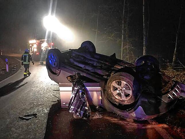 Auf der Bergstraße hat sich am Freitagabend ein Auto überschlagen.