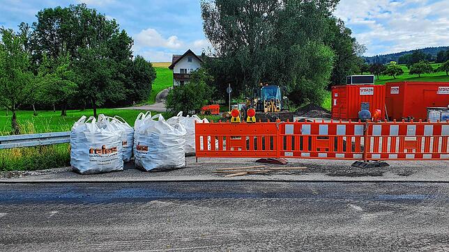Dieses Bild, aufgenommen von Anwohnern, zeigt, dass selbst eine Notdurchfahrt über den Fahrradweg nicht möglich war, weil auch diese ...