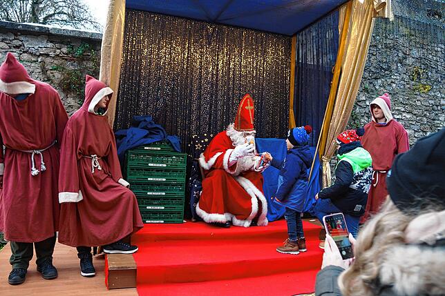 Bild 7: Besuch des Nikolauses in Tiengen sorgt für viele strahlende Kinderaugen