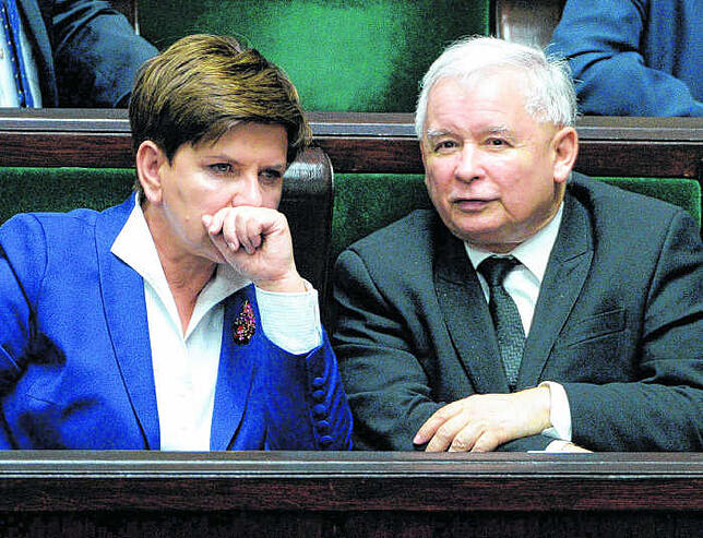 Ex-Premierministerin Beata Szydlo (l.) und PiS-Vorsitzender Jaroslaw Kaczynski (r.)
