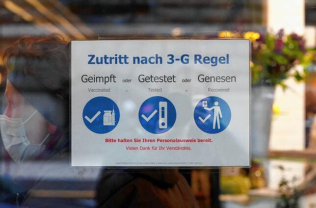 &bdquo;Zutritt nur nach 3-G Regel&ldquo; steht auf einem Schild am Eingang eines Restaurants in Hamburg. Wegen steigender ...