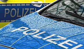 Der Schriftzug „Polizei“ auf der Kühlerhaube eines Autos. Hier ein Symbolbild.