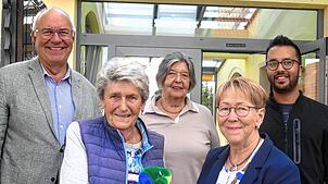 Das Foto zeigt die Vorsitzende des Frohnstetter Ortsverbandes, Brunhilde Beck (vorn links), mit der Vize-Vorsitzenden des VdK Stetten, ...