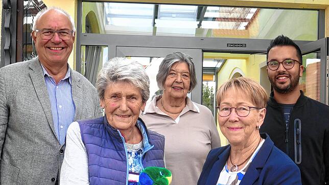 Das Foto zeigt die Vorsitzende des Frohnstetter Ortsverbandes, Brunhilde Beck (vorn links), mit der Vize-Vorsitzenden des VdK Stetten, ...
