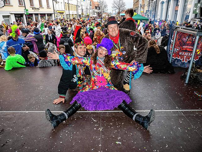Viel geboten auf und vor der Bühne: Eindruck von der Straßenfasnacht unter dem Motto &bdquo;Ho Narro auf der Gass&ldquo;.