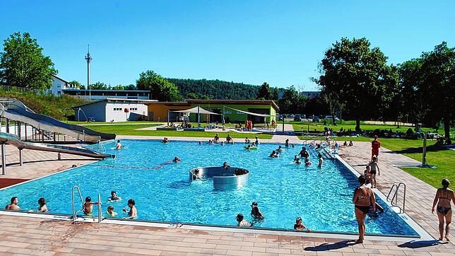 Badegäste tummeln sich im August 2020 im Nichtschwimmerbecken des Freibads Tiengen. Die diesjährige Badesaison beginnt am Freitag, 4. ...