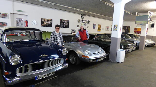 Ruth und Siggi Prawatschke teilen die Leidenschaft für Oldtimer. Sie lehnt in der Garage "Spielzimmer" an einem Opel Olympia Rekord P1, ...