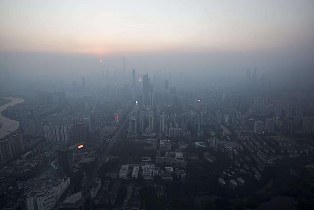 Shenzhen – vom Fischerdorf zur 20-Millionen-Stadt in 40 Jahren. Smog ist Dauerzustand