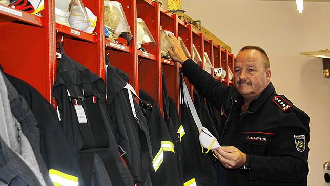 Auch an den Feuerwehren im Landkreis gehen die Schutzmaßnahmen in der Coronakrise nicht vorbei. Im Bild Kommandant Reiner Zeller von der ...