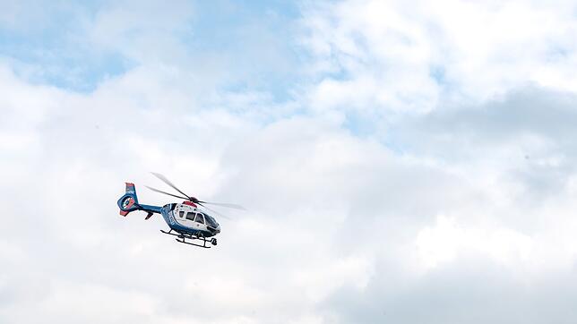 Auch ein Polizeihubschrauber war bei der Suche im Einstatz. (Symbolbild)