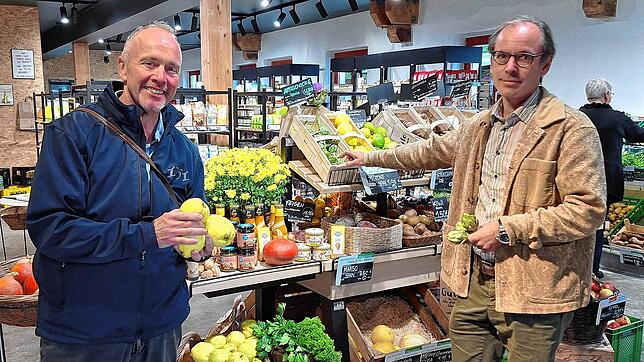 Christoph Teufel (rechts) und Sternekoch Jochen Fecht im neuen Hofladen des Rengoldshauser Hofs. Seit mehr als einem Jahr arbeiten sie ...