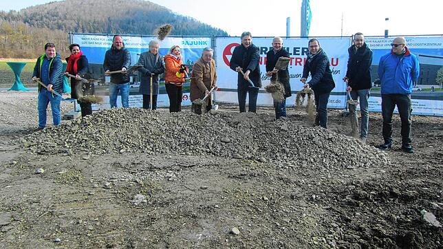 Spatenstich für das neue Verwaltungs- und Logistikzentrum der Firma Pajunk in Geisingen. Von links: Dominik Hepting, Nicole Mesenich und ...