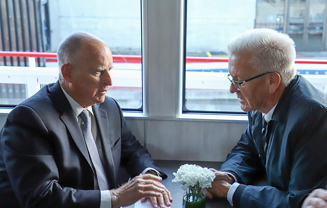 Winfried Kretschmann diskutiert mit Kaliforniens Gouverneur Jerry Brown. Bild: dpa