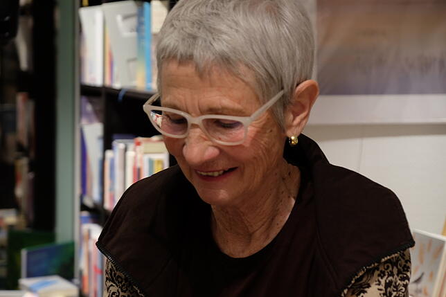 Irene Moessinger las aus ihrem Buch "Berlin liegt am Meer" besonders die Passagen aus ihrer Jugendzeit in Überlingen.