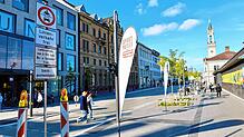 Zwei Tage vor Eröffnung des neu sanierten Bahnhofplatzes in Konstanz stehen bereits Schilder parat, die die künftige Durchfahrtssperre ...