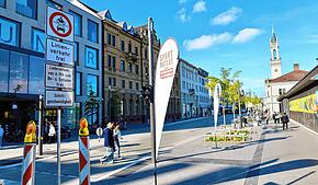 Zwei Tage vor Eröffnung des neu sanierten Bahnhofplatzes in Konstanz stehen bereits Schilder parat, die die künftige Durchfahrtssperre ...