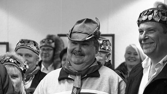 Hanjo Ehmann im Kreise der Narrizella Ratoldi beim Fasnet Vuzelle.
