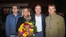 Bermatingens wiedergewählter Bürgermeister Martin Rupp (Zweiter von rechts) freut sich am Sonntagabend über seinen klaren Wahlsieg, ...